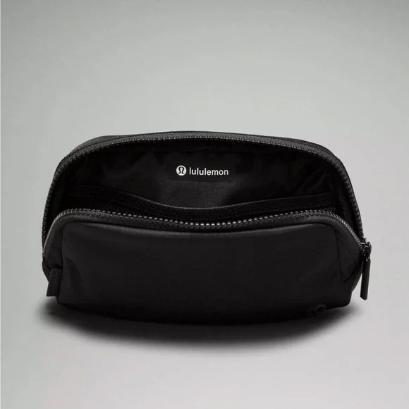 Lululemon Everywhere Crossbody Belt Bag 1L - Black - Picture 3 of 6